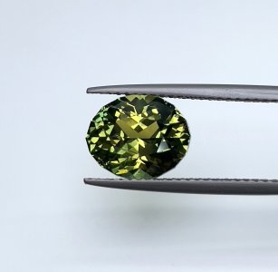 4.63 carat party Sapphire is well cut to bring out the best colour and luster